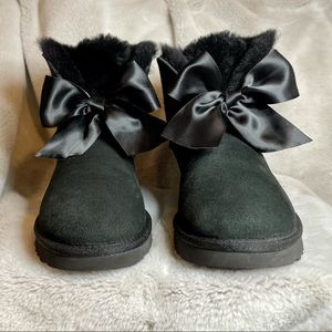 UGG Women’s Size 8 Gita Bow Mini (Black)